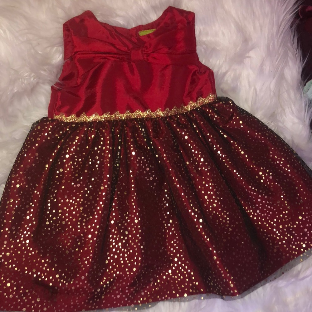Beautiful red and gold polka dotted dress! 😍